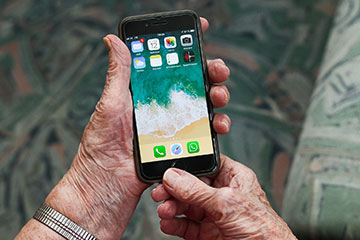 איך מתאימים טלפון סלולרי למבוגרים